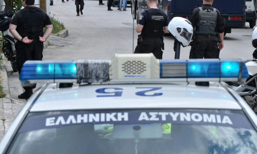 Λαμία: Η κάμερα «έπιασε» τον κλέφτη – Η στιγμή που αρπάζει χρήματα και κινητό